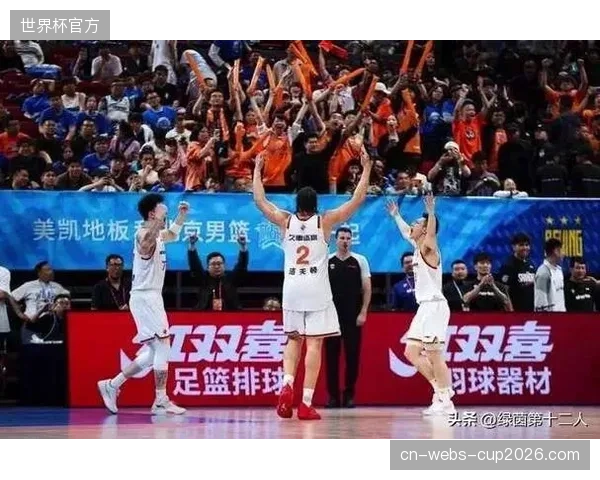 魔鬼主场考验,上海男篮能否借助主场优势在总决赛先下一城。 魔鬼主场考验,上海男篮能否借助主场优势在总决赛先下一城。